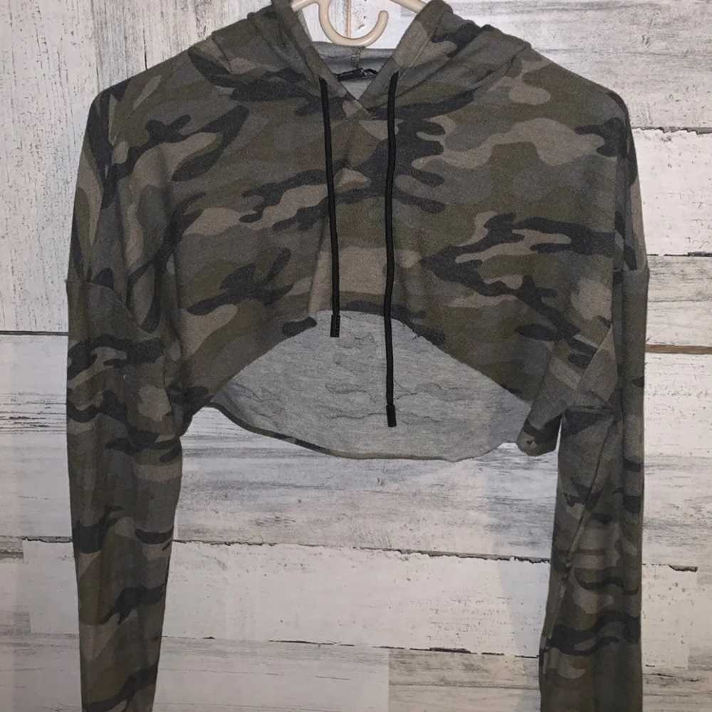 Camo cropped hoodie